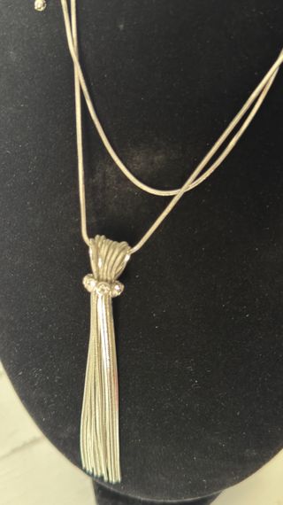 Collar plateado con colgante de flecos