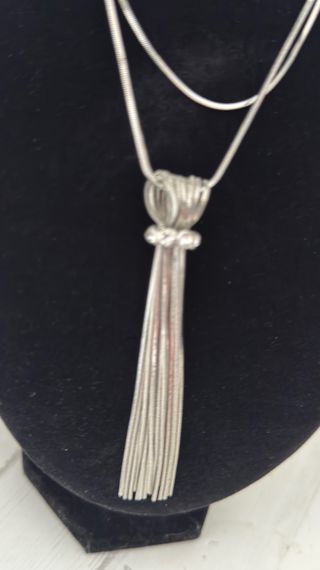 Collar plateado con colgante de flecos