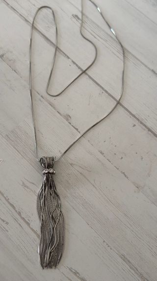 Collar plateado con colgante de flecos
