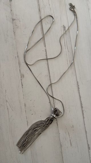 Collar plateado con colgante de flecos