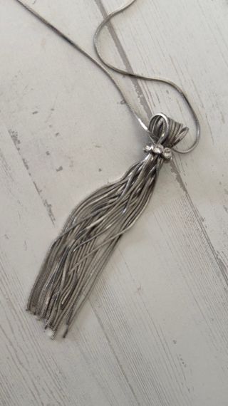 Collar plateado con colgante de flecos