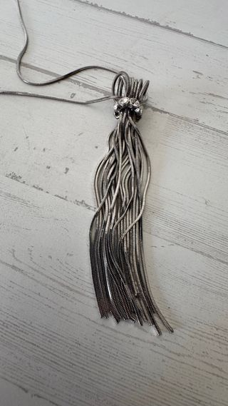 Collar plateado con colgante de flecos