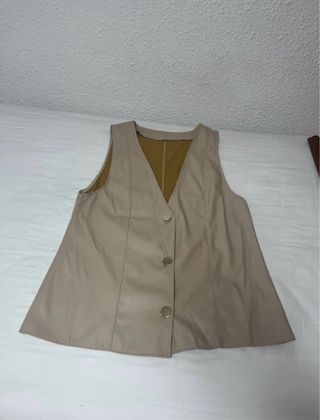 Chalecos efecto piel beige y marrón
