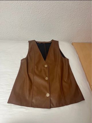 Chalecos efecto piel beige y marrón