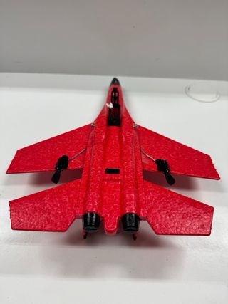 Avión de combate RC rojo