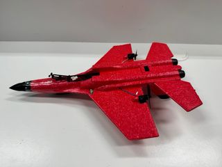 Avión de combate RC rojo