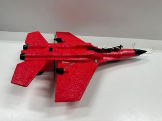 Avión de combate RC rojo