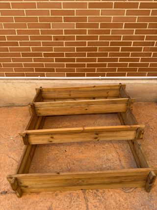Huerto urbano de madera