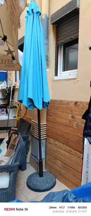 Sombrilla de tela y plástico azul