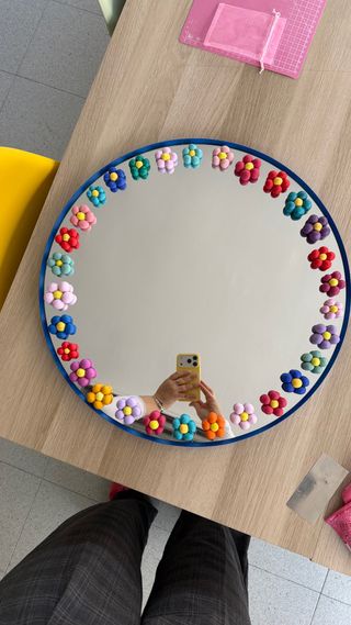 Espejo Ikea con flores de arcilla