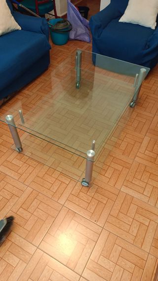 Mesa de cristal con ruedas