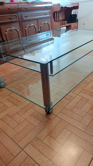 Mesa de cristal con ruedas