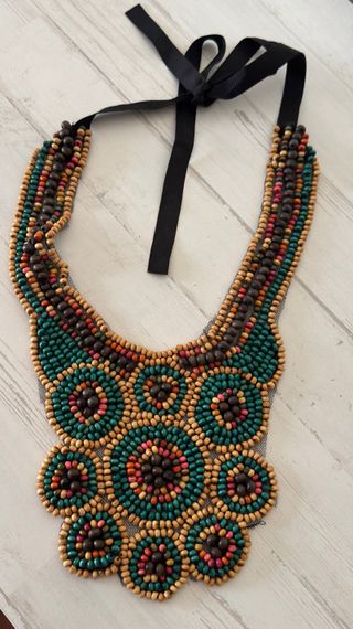 Collar de cuentas de madera multicolor