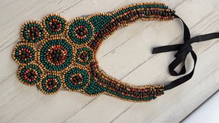 Collar de cuentas de madera multicolor