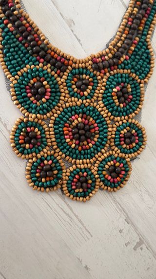 Collar de cuentas de madera multicolor