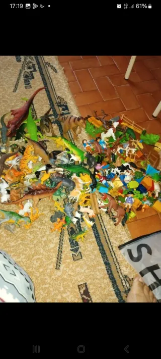 Lotto di giocattoli: macchinine, animali, peluche