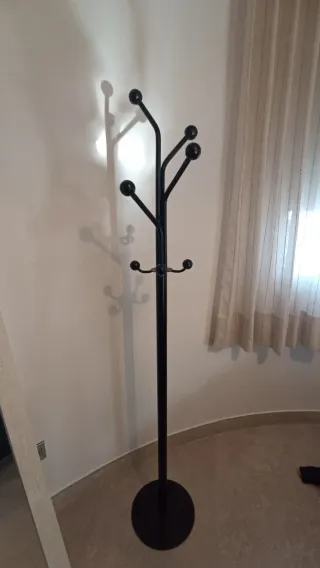 Perchero de pie negro satinado