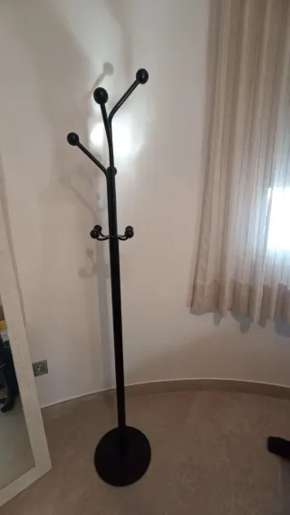 Perchero de pie negro satinado