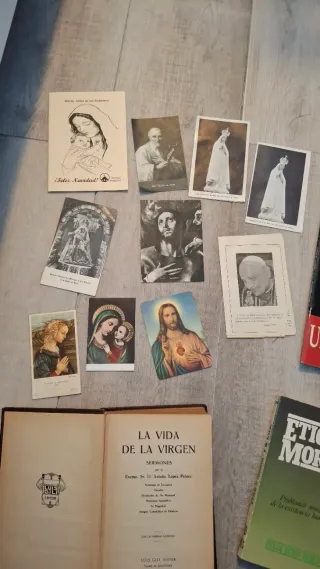 Lote libros religiosos.