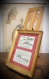 Antiguo expositor atril o soporte de suelo