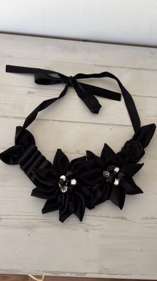 Collar negro con flores y pedrería