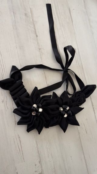 Collar negro con flores y pedrería