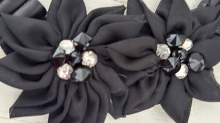 Collar negro con flores y pedrería