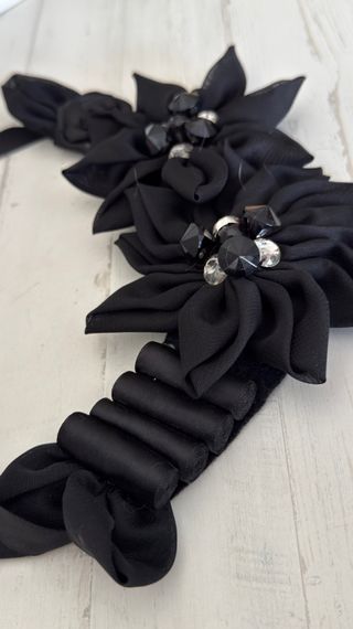 Collar negro con flores y pedrería