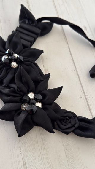 Collar negro con flores y pedrería
