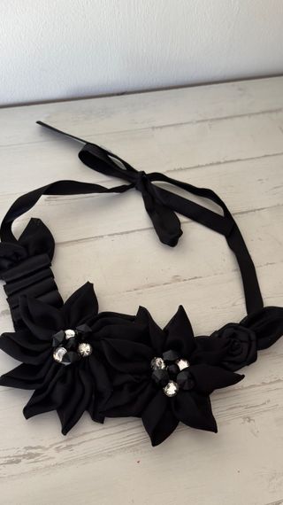 Collar negro con flores y pedrería