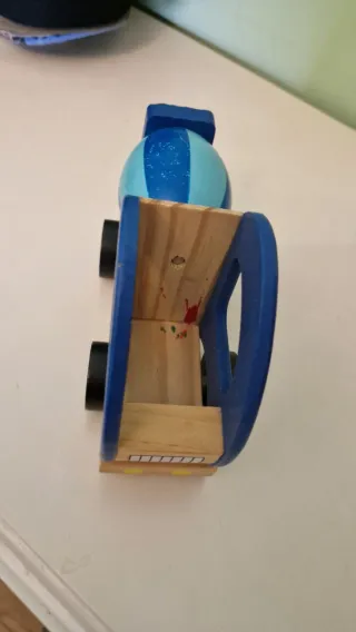 Coche de madera para niños