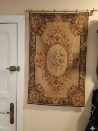 Tapiz floral beige y multicolor