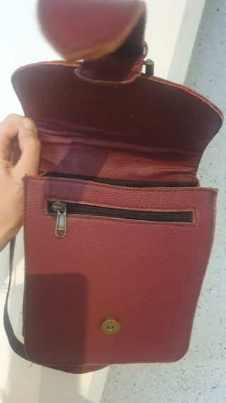 Bolso de cuero color berenjena