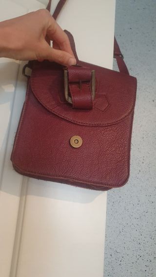 Bolso de cuero color berenjena