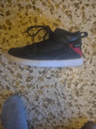 Zapatillas Jordan Negras y Rojas