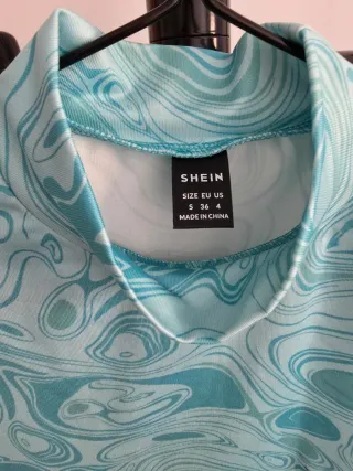 Camiseta sin mangas cuello alto estampado