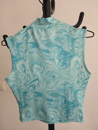 Camiseta sin mangas cuello alto estampado