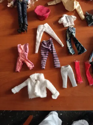 Bratz 3 antiguas con ropa y accesorios y perro