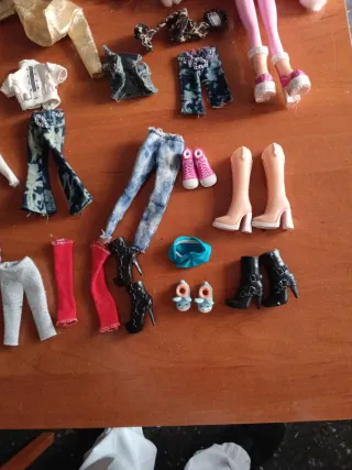 Bratz 3 antiguas con ropa y accesorios y perro