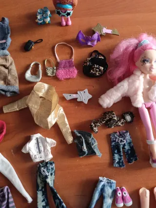 Bratz 3 antiguas con ropa y accesorios y perro