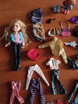 Bratz 3 antiguas con ropa y accesorios y perro