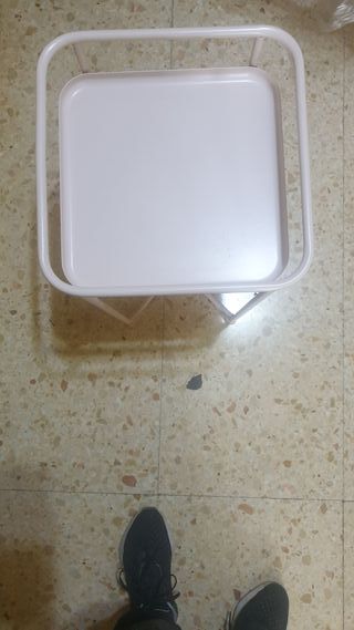 Tavolo ausiliario rosa in metallo e plastica