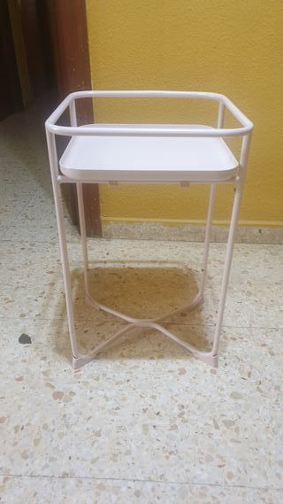 Tavolo ausiliario rosa in metallo e plastica