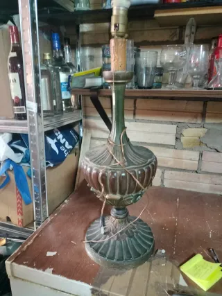 Lámpara de mesa antigua de metal