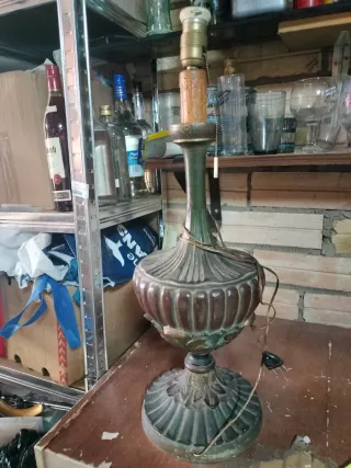 Lámpara de mesa antigua de metal