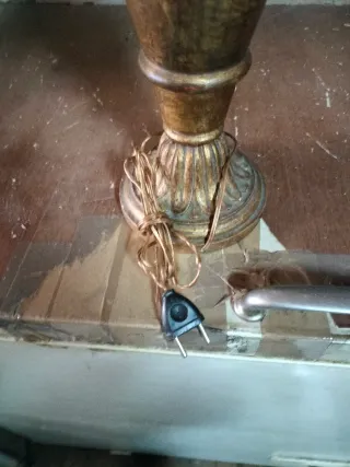 Lámpara de mesa antigua de metal