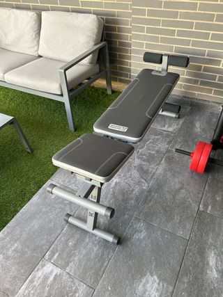 Banco de pesas con discos y barra