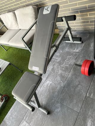 Banco de pesas con discos y barra