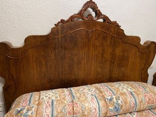 Cama antigua de madera tallada