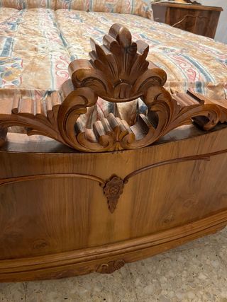 Cama antigua de madera tallada